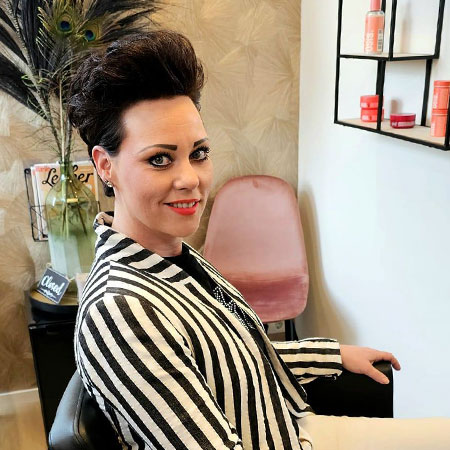 Kitty Fleming – Eigenaresse van Kapsalon Schaar aan Huis in Meppel Kapster Kitty Fleming in haar kapsalon Schaar aan Huis in Meppel, klaar om klanten persoonlijk te knippen en stylen.